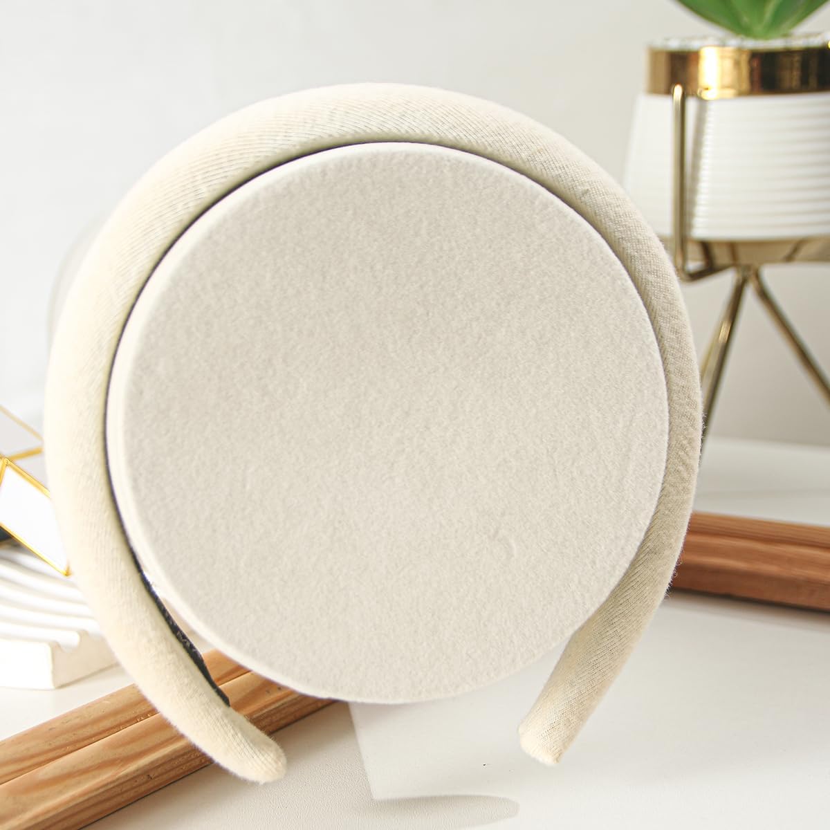 Vertical Headband Holder Organizer, Soft Velvet Tower Hairband Stand Display, Hair Hoop Accessories Jewelry Storage for Women Girls (Beige Velvet)